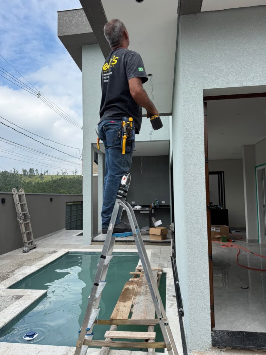 Instalação elétrica em área externa com piscina