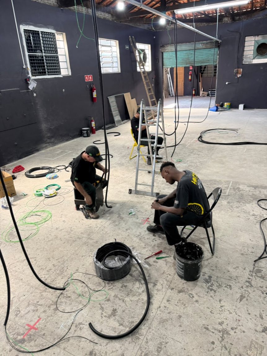 Equipe da Volt's preparando cabos elétricos em obra