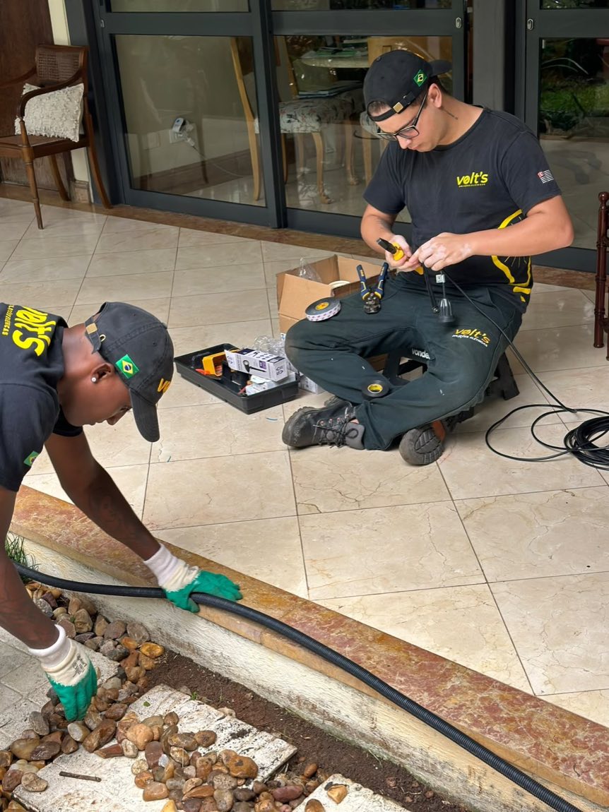 Equipe da Volt's executando infraestrutura no piso externo