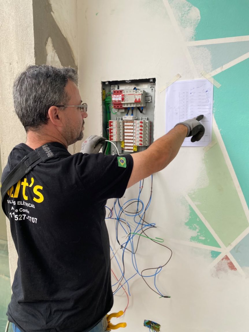 Profissional da Volt's realizando medição e laudo técnico em quadro elétrico