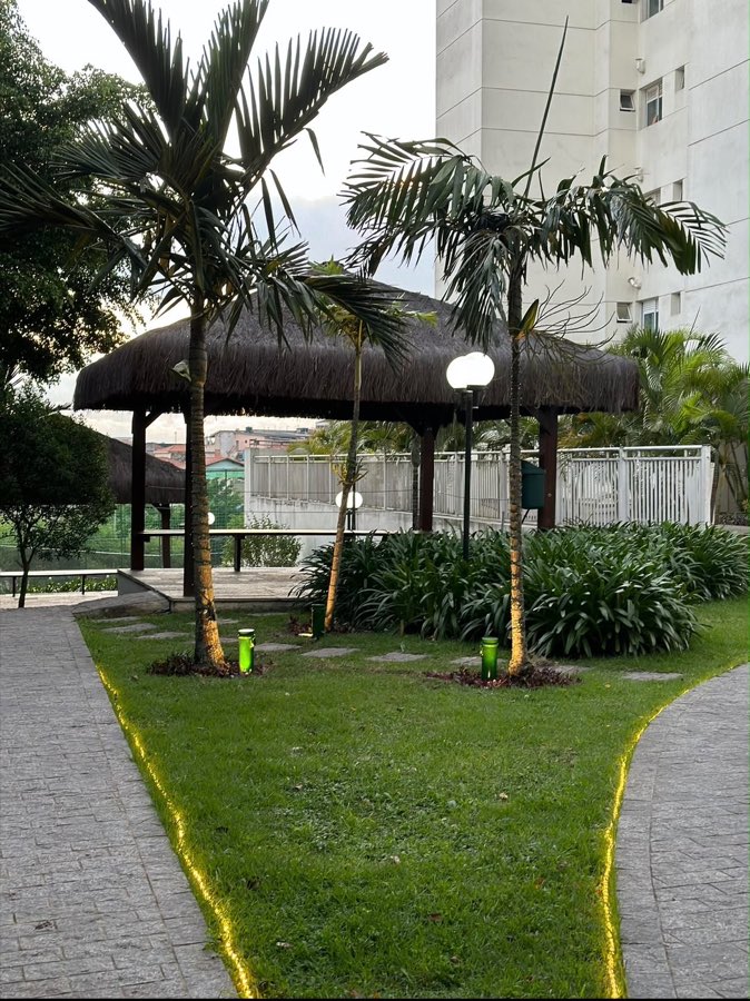 Jardim e área externa com iluminação instalada