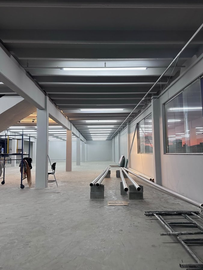 Luminárias lineares instaladas no teto de um galpão comercial