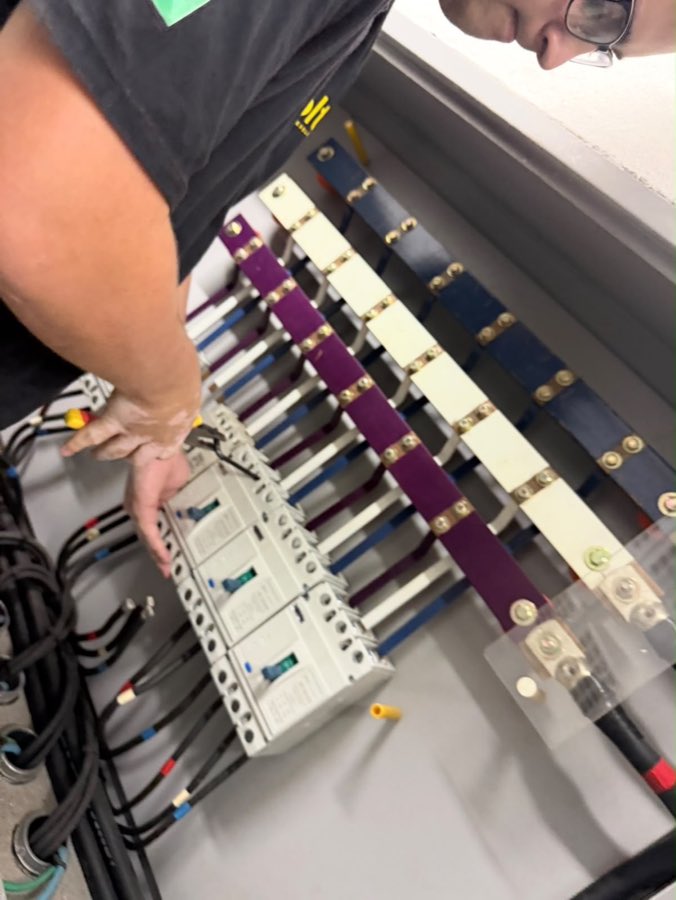 Componentes elétricos e barramentos organizados na bancada