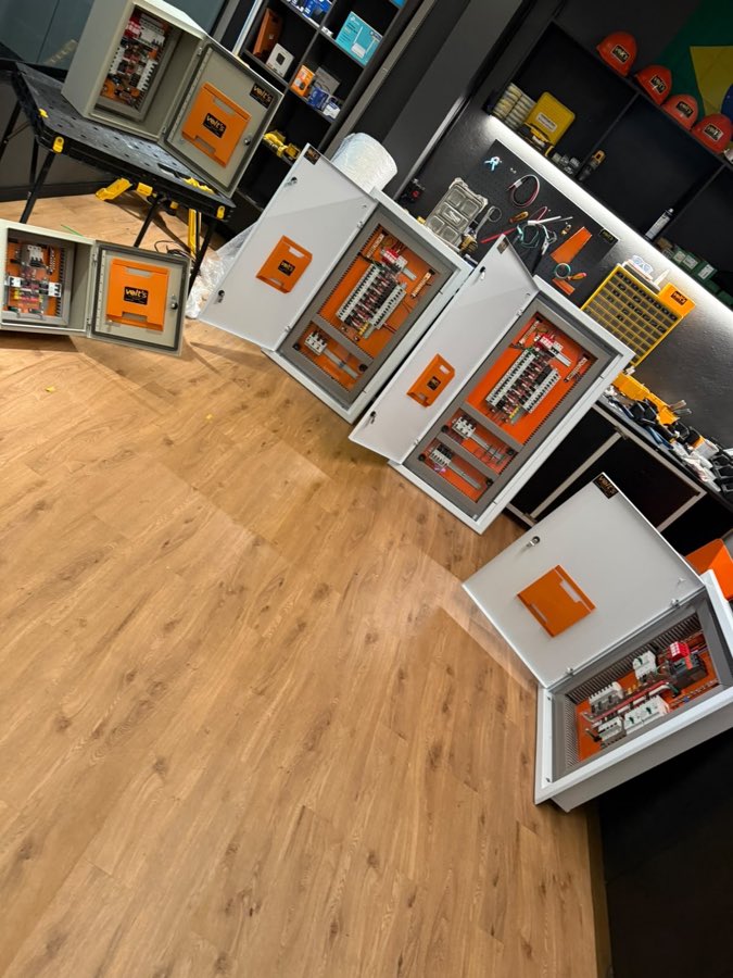 Quadros elétricos montados e prontos para entrega na oficina da Volt's
