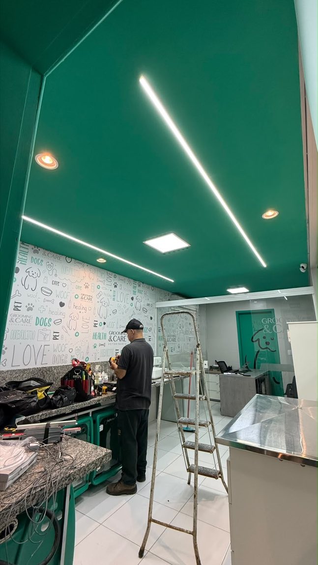 Cozinha com teto verde e perfil de LED linear instalado