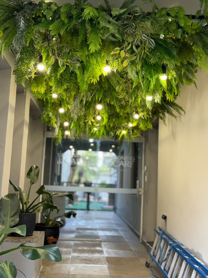 Recepção com estrutura de jardim e lâmpadas pendentes