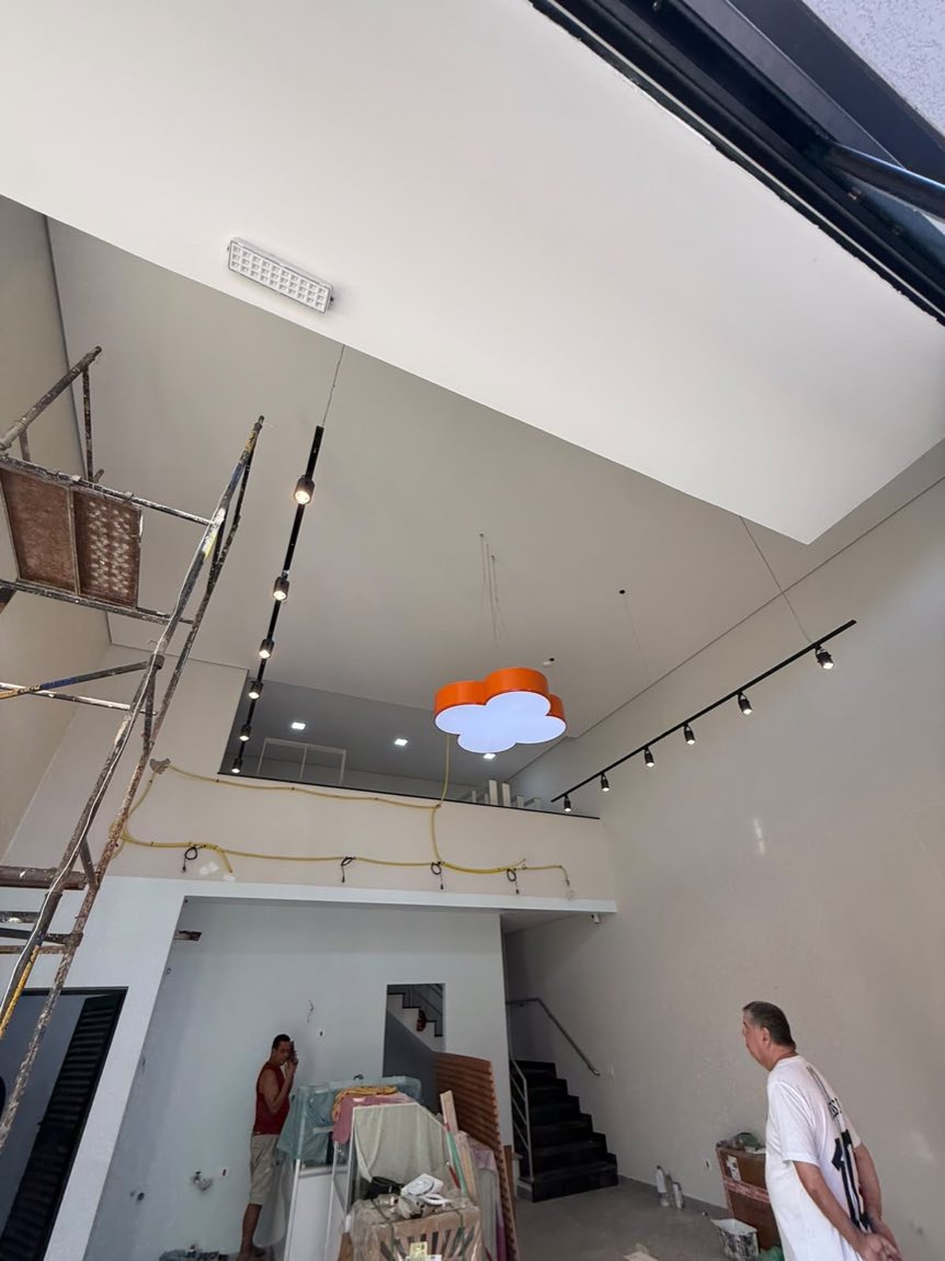 Loja de pé-direito duplo com trilhos eletrificados e pendente decorativo instalados