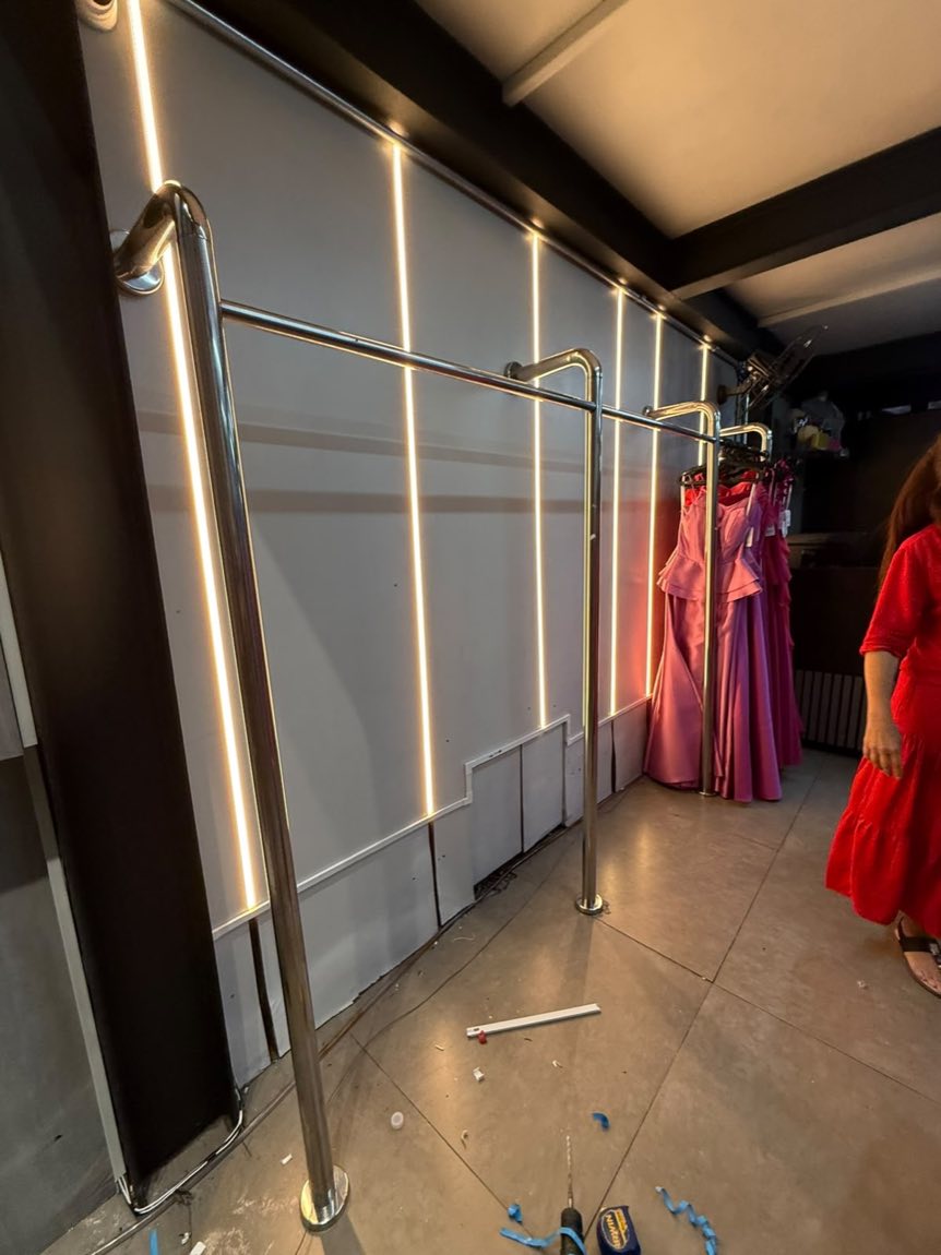 Vitrine e araras valorizadas por perfis embutidos
