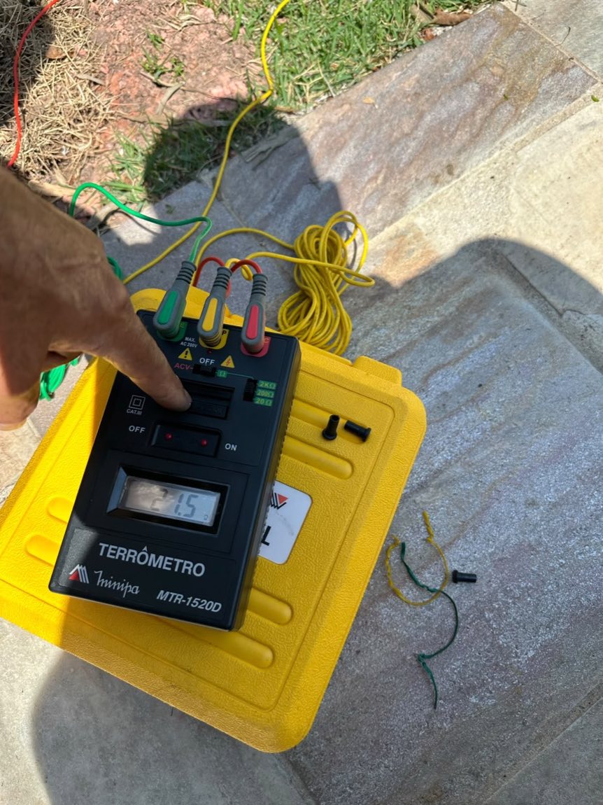 Profissional da Volt's medindo circuito com multímetro em campo