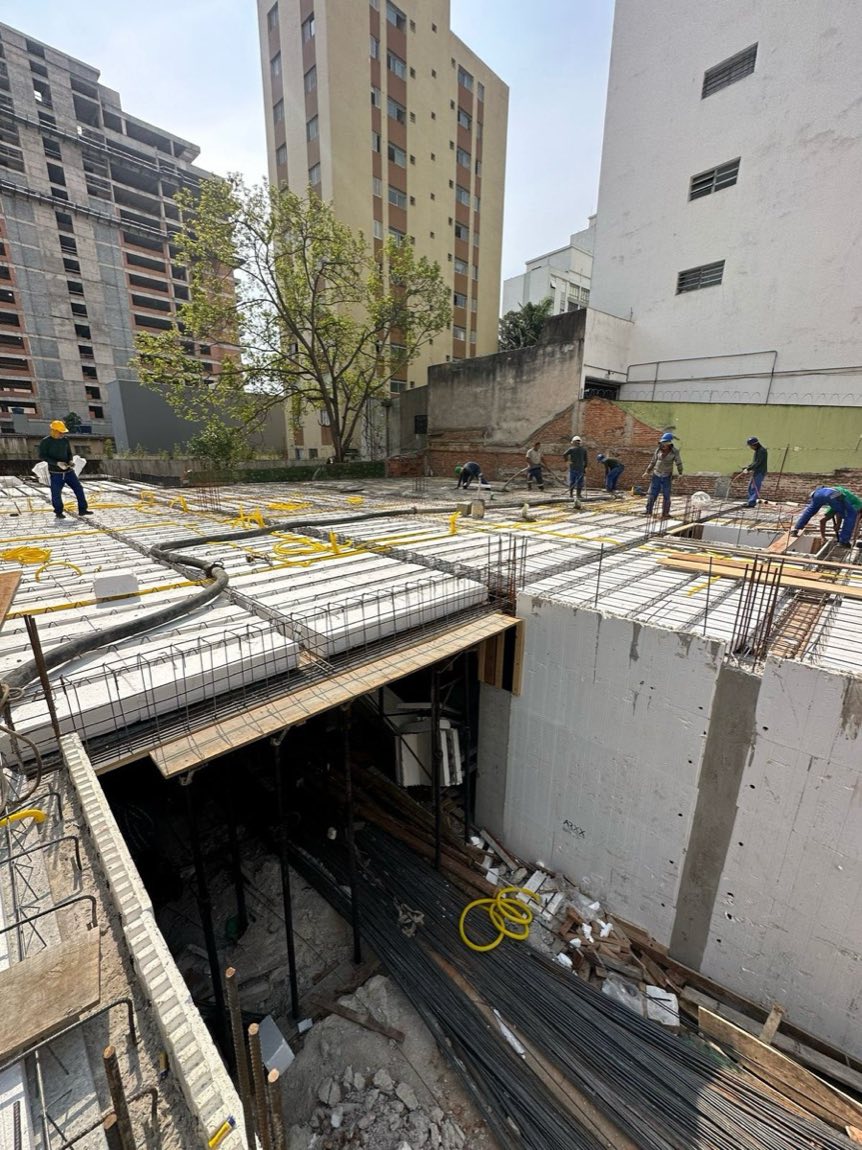 Laje de obra com eletrodutos amarelos posicionados antes da concretagem