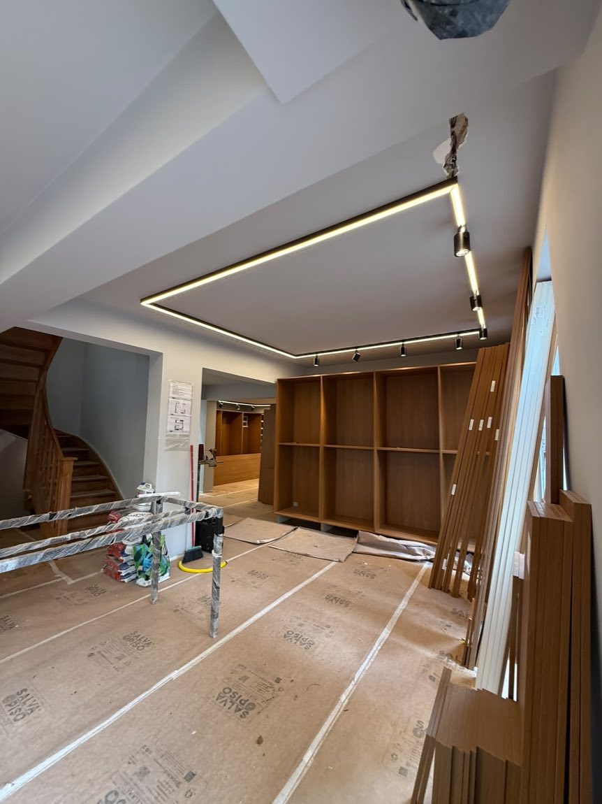 Sala de estar com perfil de LED linear contínuo instalado no forro
