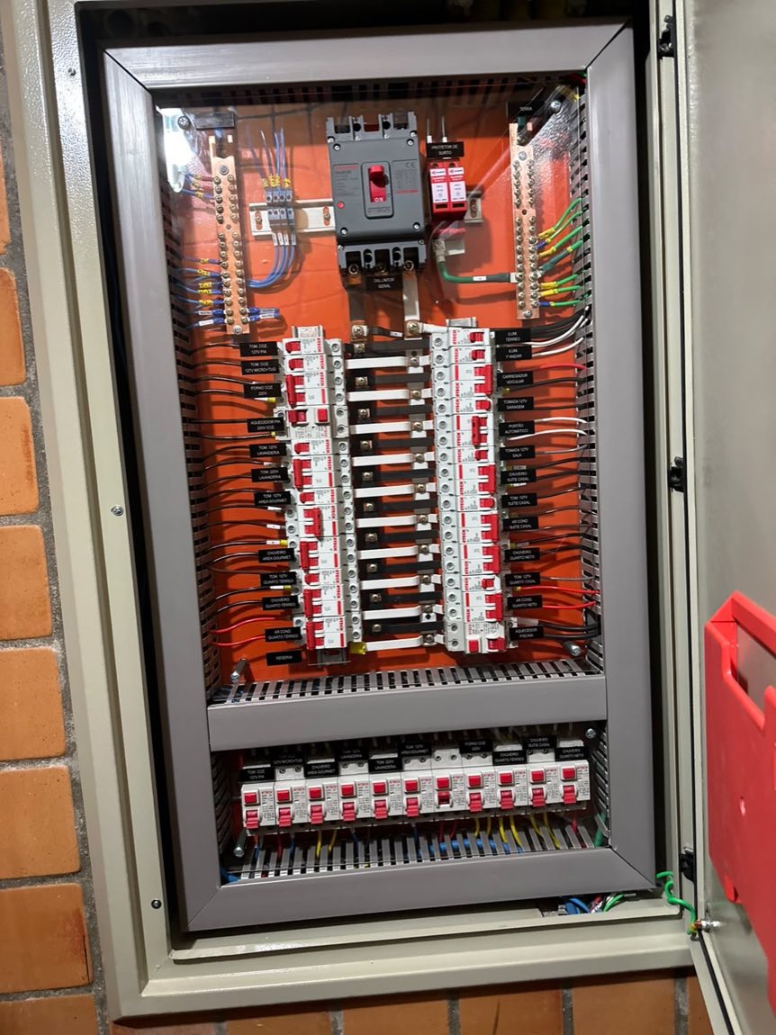 Quadro elétrico grande com barramentos e disjuntor caixa moldada