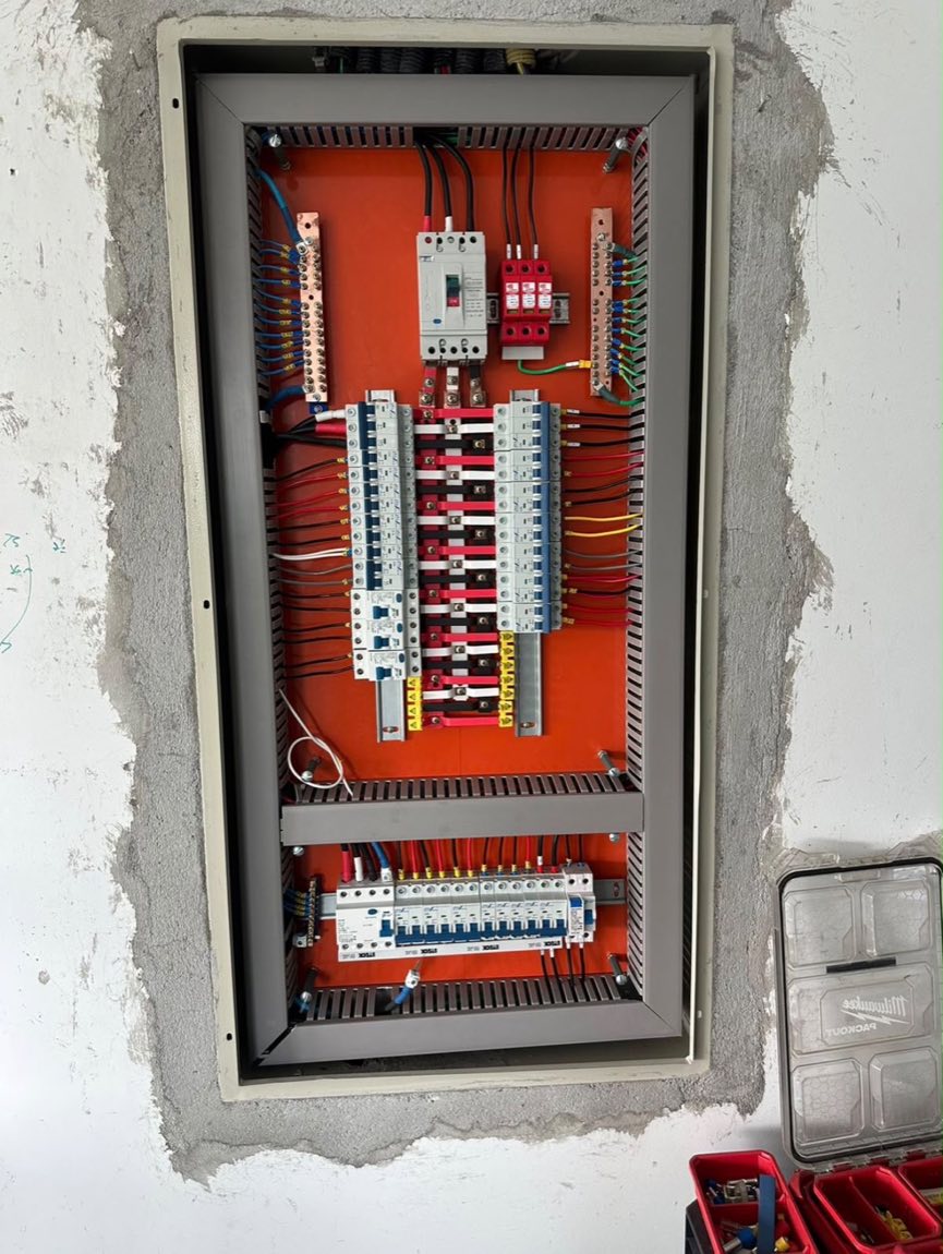 Quadro de distribuição embutido na parede com barramentos e disjuntores