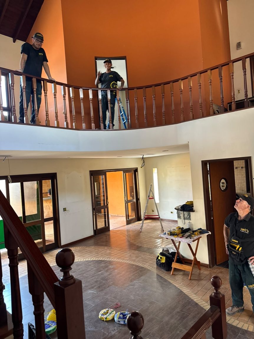 Interior de residência de alto padrão em obra, com equipe da Volt's em atendimento