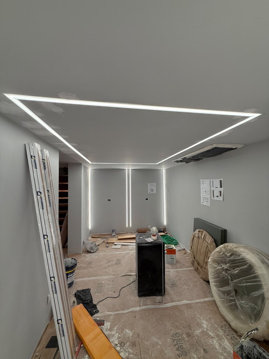 Sala com perfil de LED retangular aceso embutido no forro