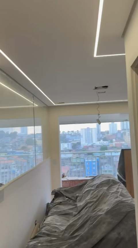 Prévia do vídeo: perfis de LED embutidos no forro, acesos