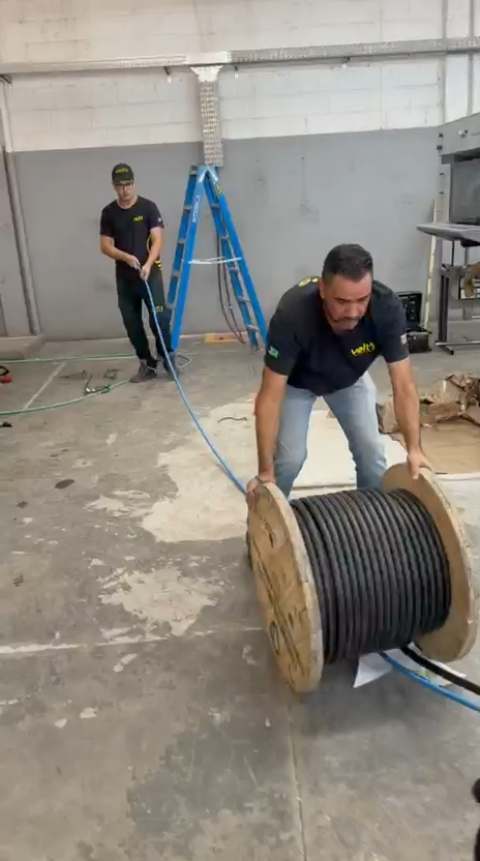 Prévia do vídeo: equipe da Volt's desenrolando bobina de cabo em um galpão