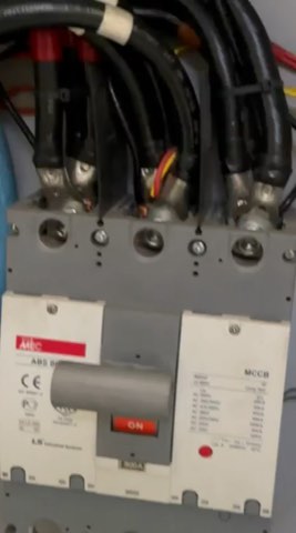 Prévia do vídeo: disjuntor caixa moldada e cabos de alimentação em quadro elétrico